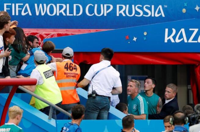 2018世界杯申论热点：卫冕冠军德国队出局 厄齐尔与球迷发生冲突