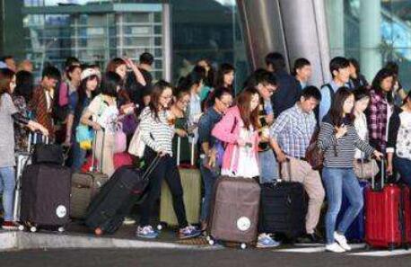 2019国考申论热点经济：中国游客出境游购物比重收缩